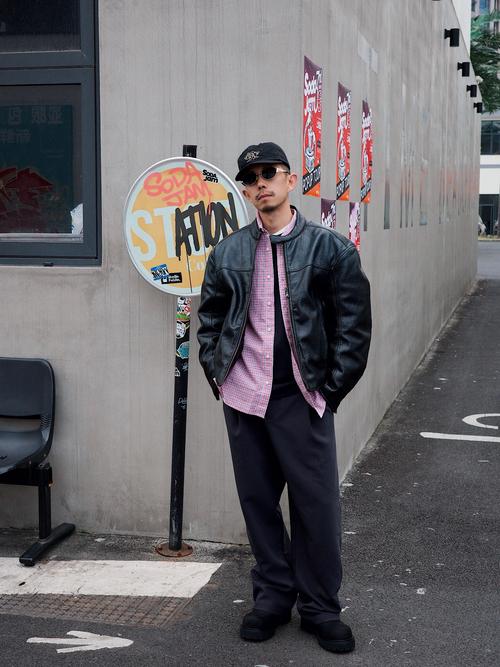 男生机车皮衣怎么搭配