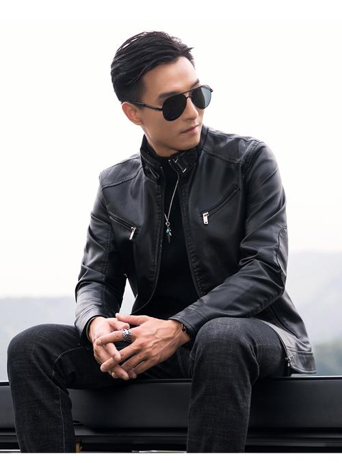 男生机车皮衣怎么搭配
