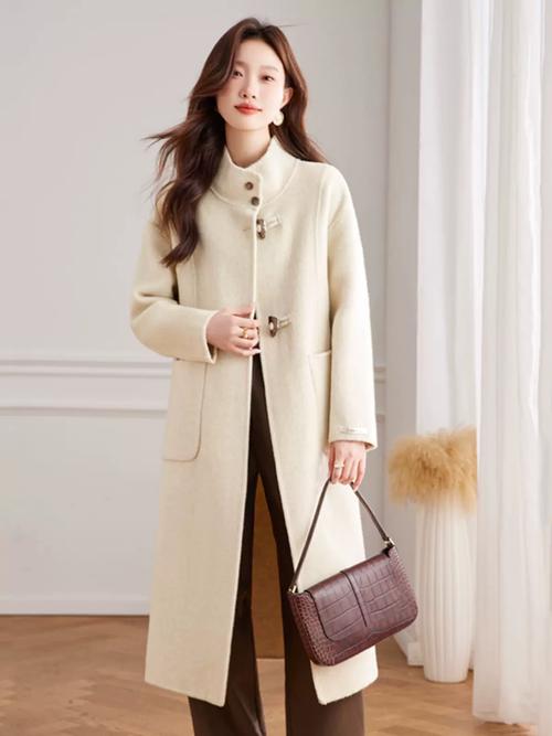 米色大衣配什么鞋子