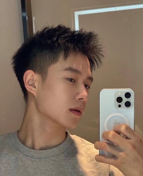 男生短发怎么搭配服装有气质