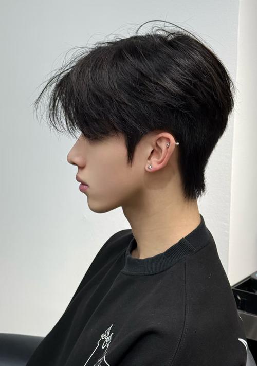 男生短发怎么搭配服装有气质