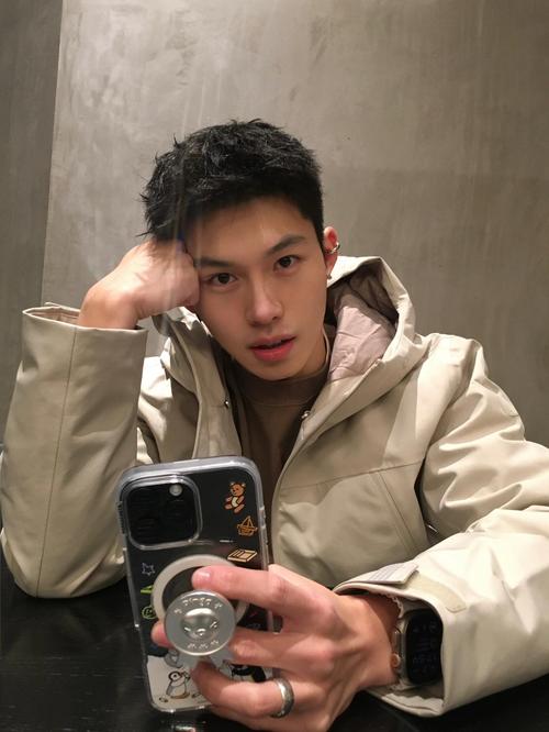 男生短发怎么搭配服装有气质