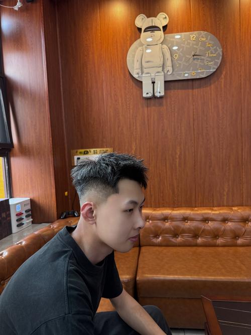 最新男生鬓角发色