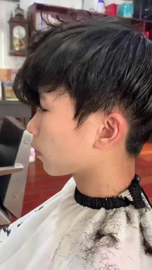 最新男生鬓角发色