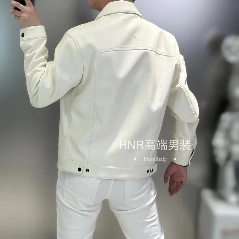 男款白色皮衣怎么搭配