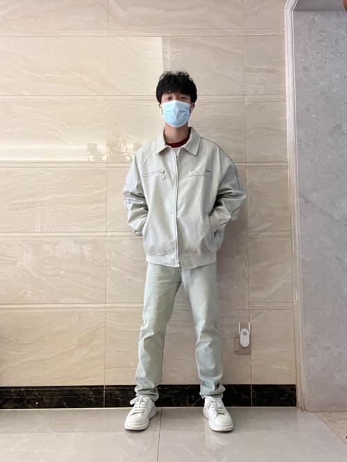 男款白色皮衣怎么搭配