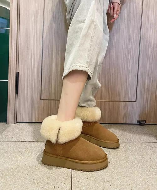 裸色的雪地靴怎么搭配