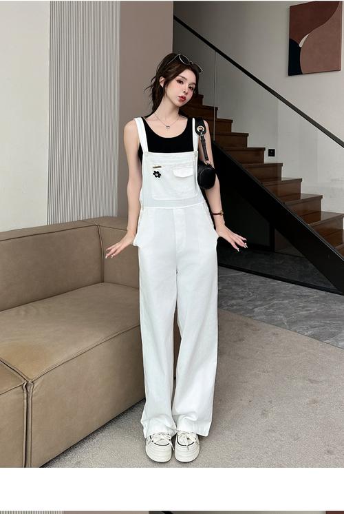 白色背带裤怎么搭配好看图片