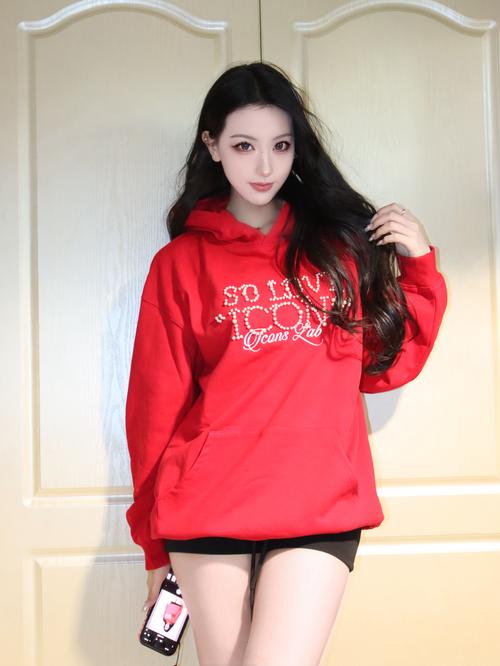 红色卫衣可以怎么搭配衣服