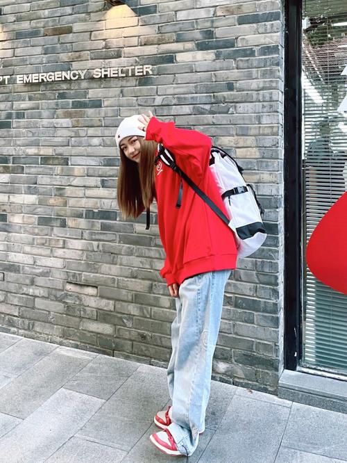 红色卫衣可以怎么搭配衣服