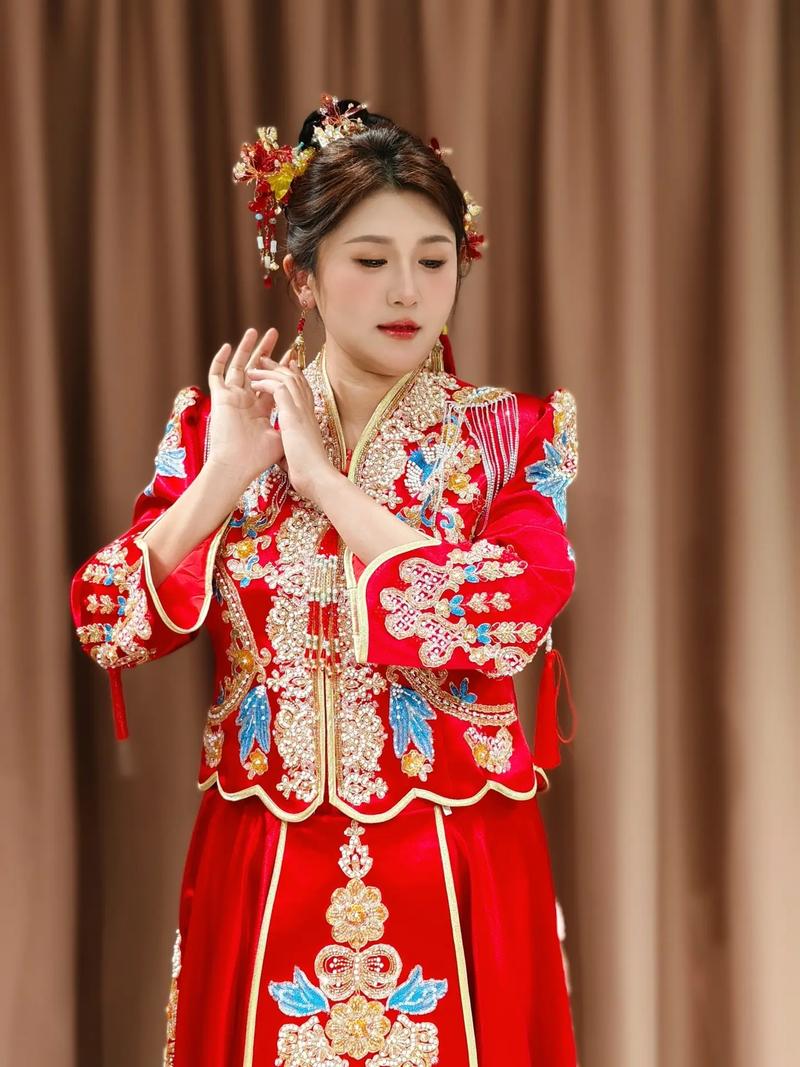 胖妹妹参加婚礼怎么搭配衣服好看