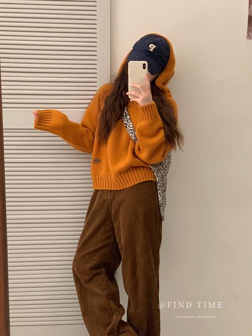 橘色针织上衣怎么搭配