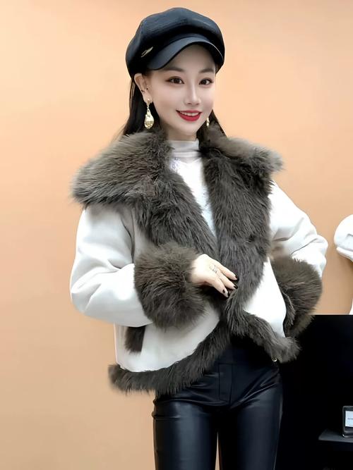 女士皮草短款外套怎么搭配