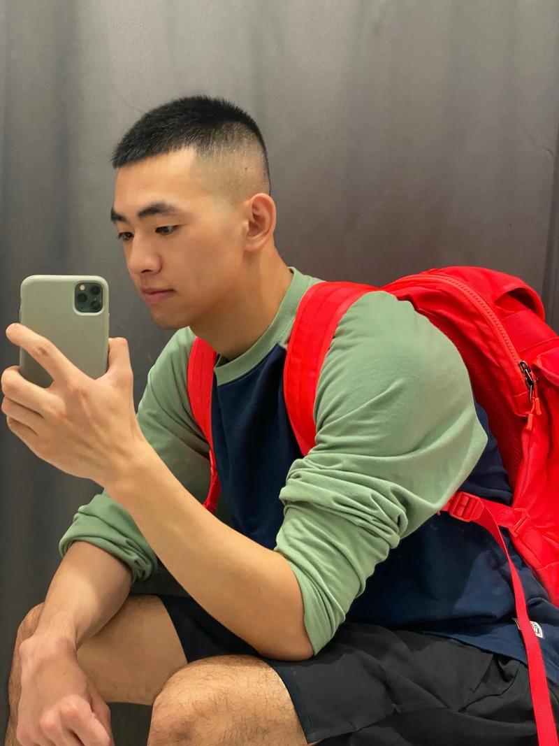 短寸头应该怎么搭配帽子