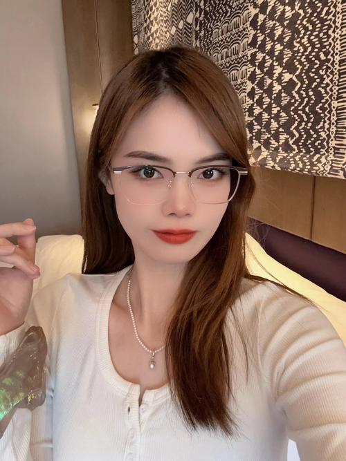 脸大适合带什么眼镜