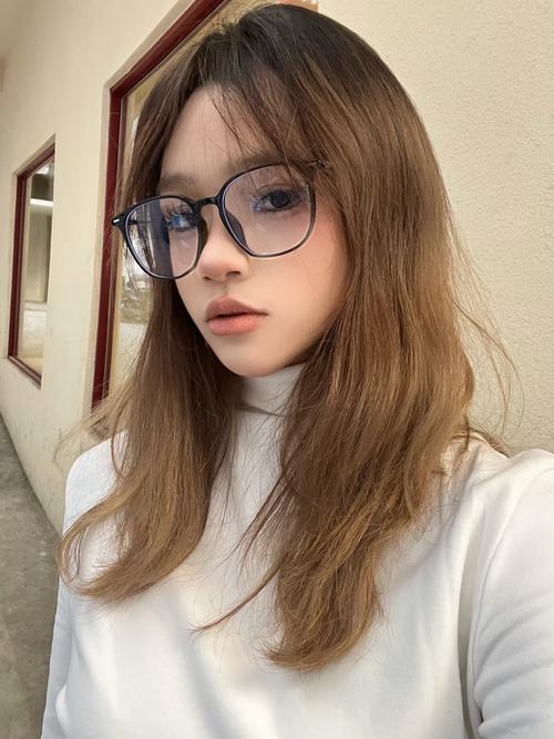 脸大适合带什么眼镜