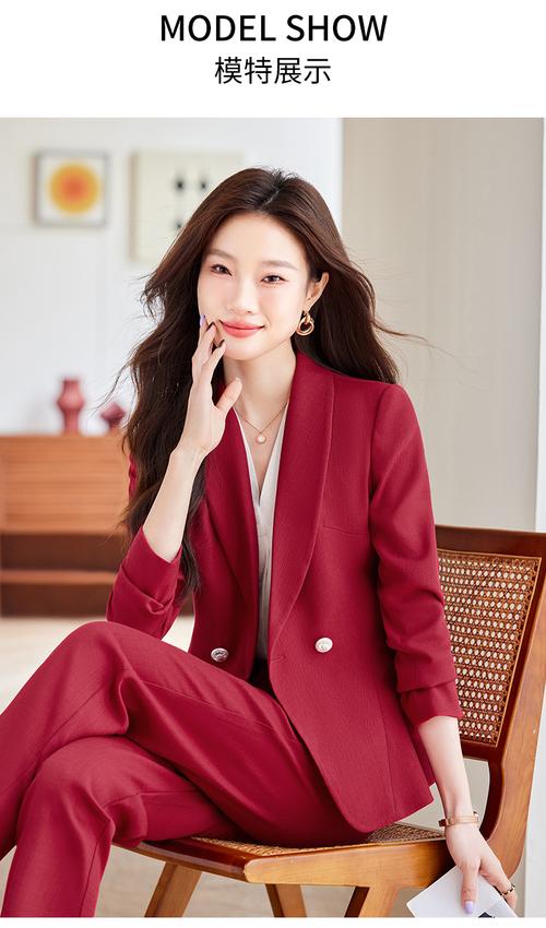 红色西装配什么裤子