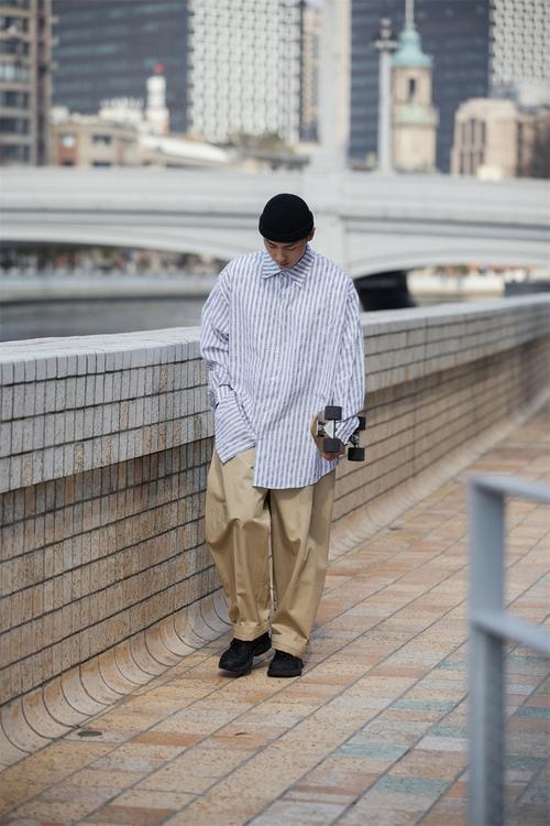卡其色男裤怎么搭配上衣和鞋子