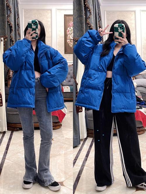 蓝色薄款羽绒服怎么搭配