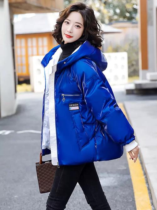 蓝色亮皮羽绒服怎么搭配图片