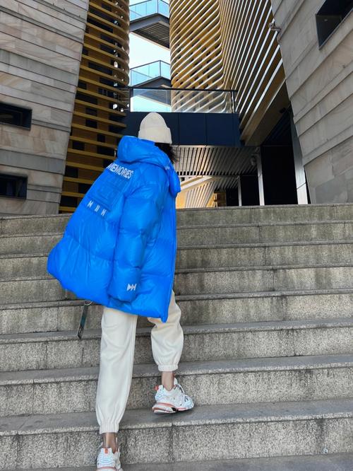 蓝色亮皮羽绒服怎么搭配图片