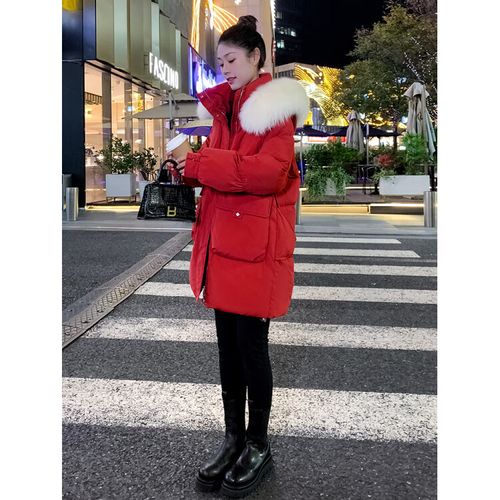 大红长羽绒服怎么搭配