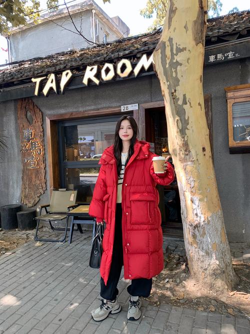大红长羽绒服怎么搭配