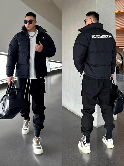 长款黑羽绒服怎么搭配男