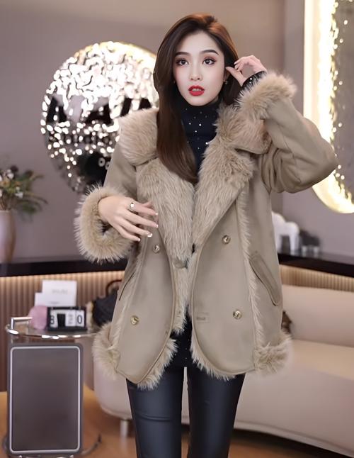 皮毛一体的衣服里面怎么搭配