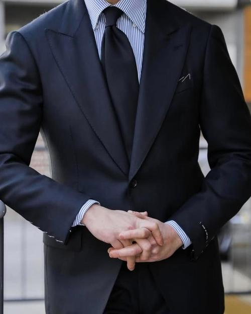 黑色西服配什么领带