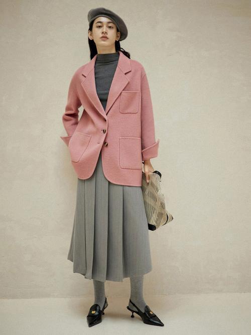 粉色羊毛大衣怎么搭配衣服