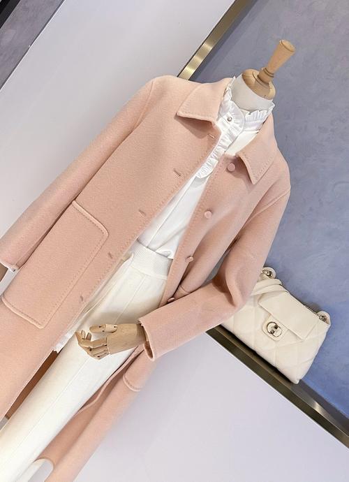 粉色羊毛大衣怎么搭配衣服