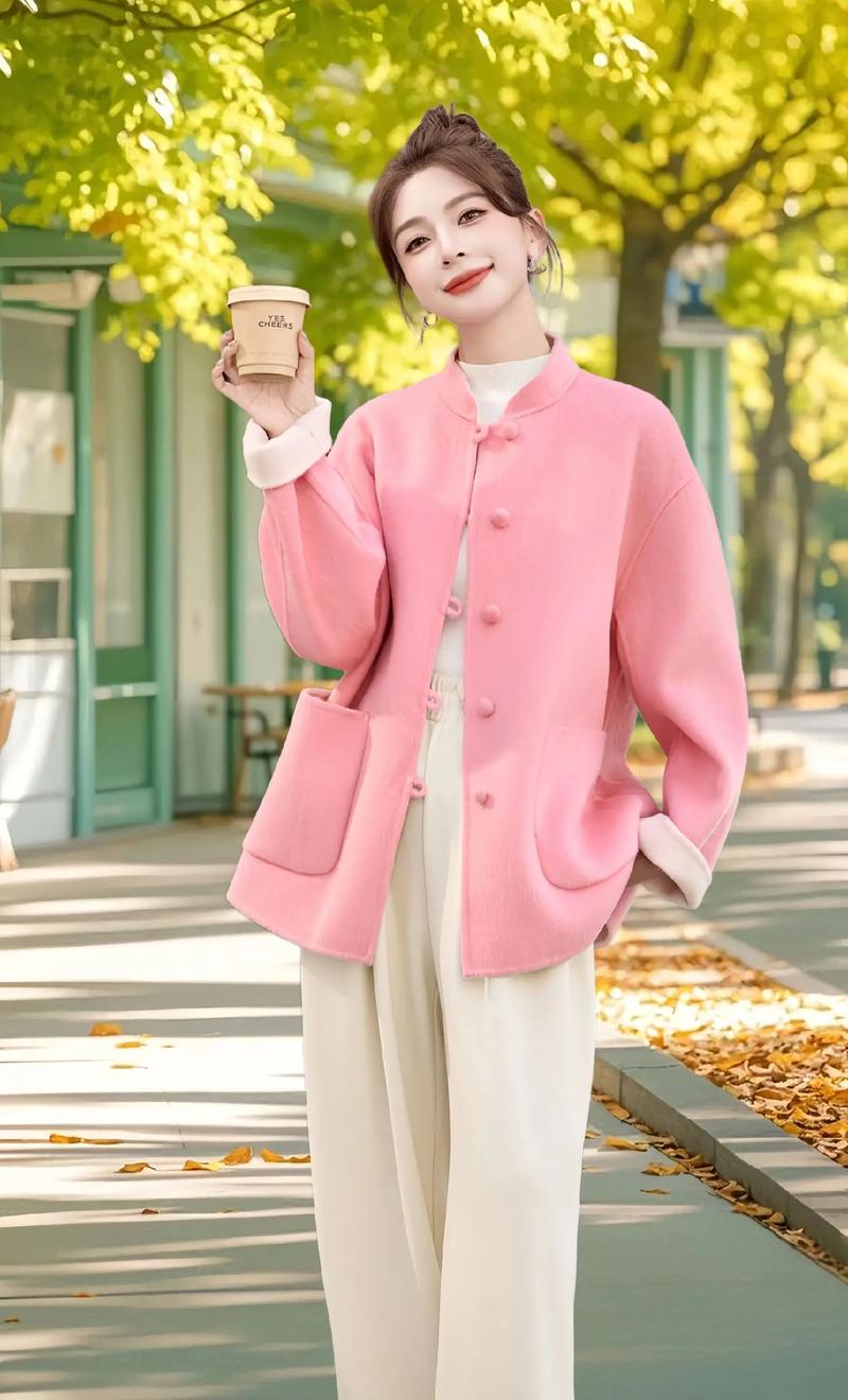 粉色羊毛大衣怎么搭配衣服