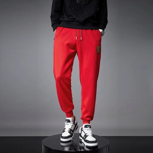 红色男裤怎么搭配上衣