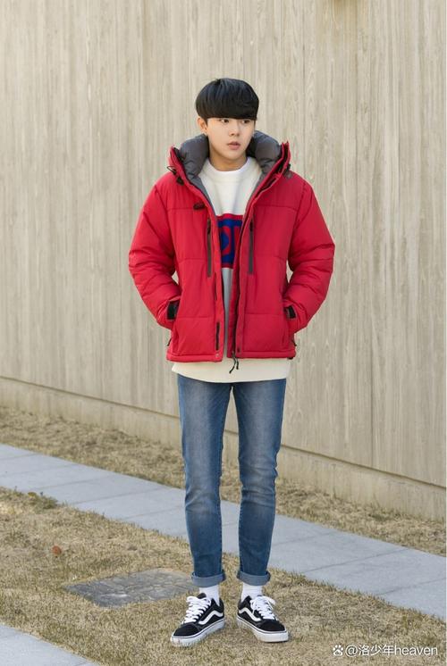 红色男裤怎么搭配上衣