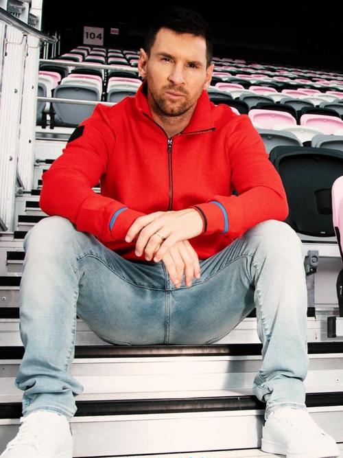 红色男裤怎么搭配上衣