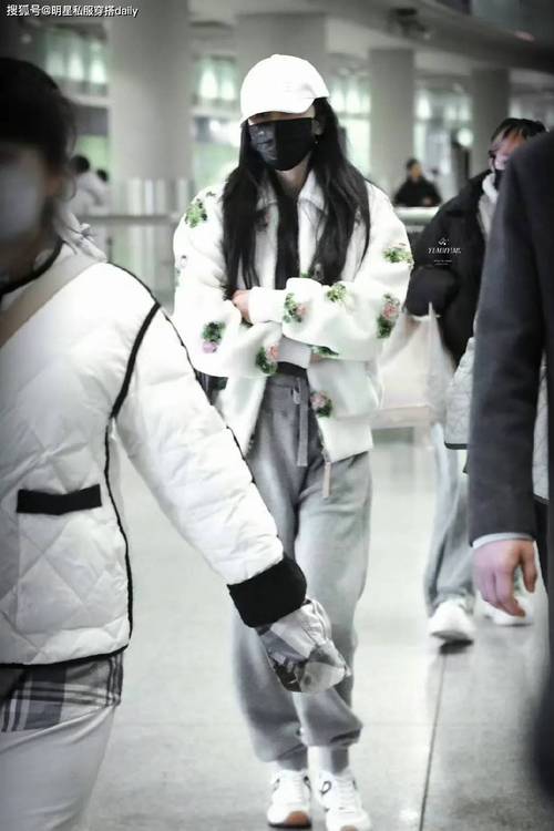 上衣灰色下身怎么搭配颜色裤子