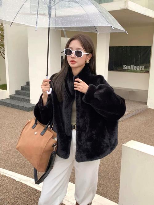 黑色短装水貂怎么搭配