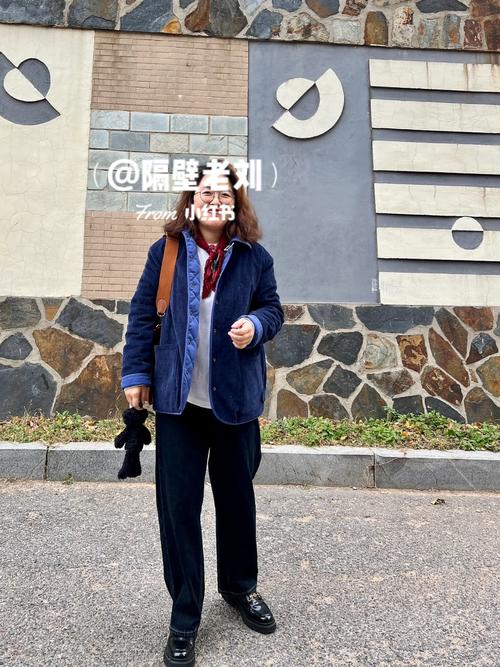 宝蓝色亮面羽绒服怎么搭配