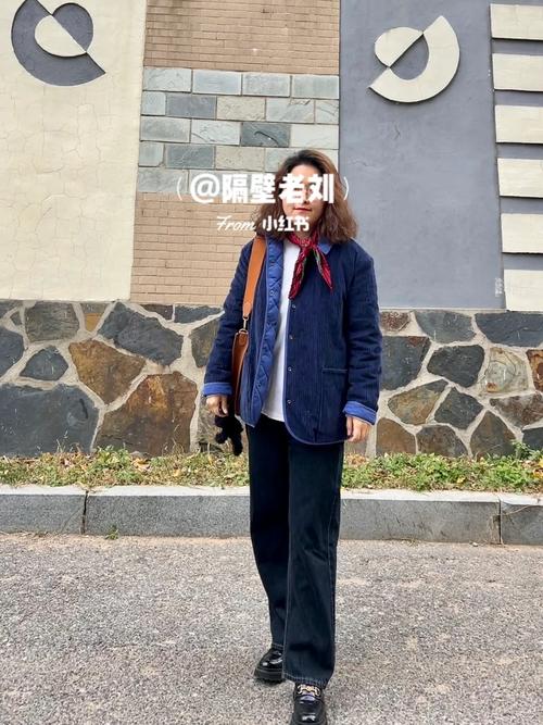 宝蓝色亮面羽绒服怎么搭配