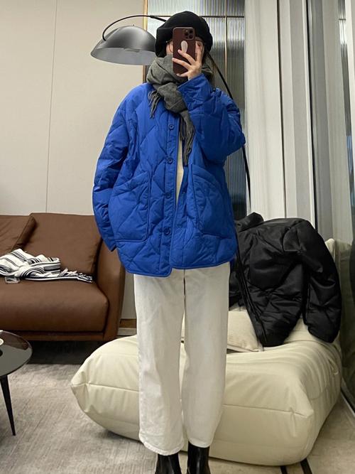宝蓝色亮面羽绒服怎么搭配