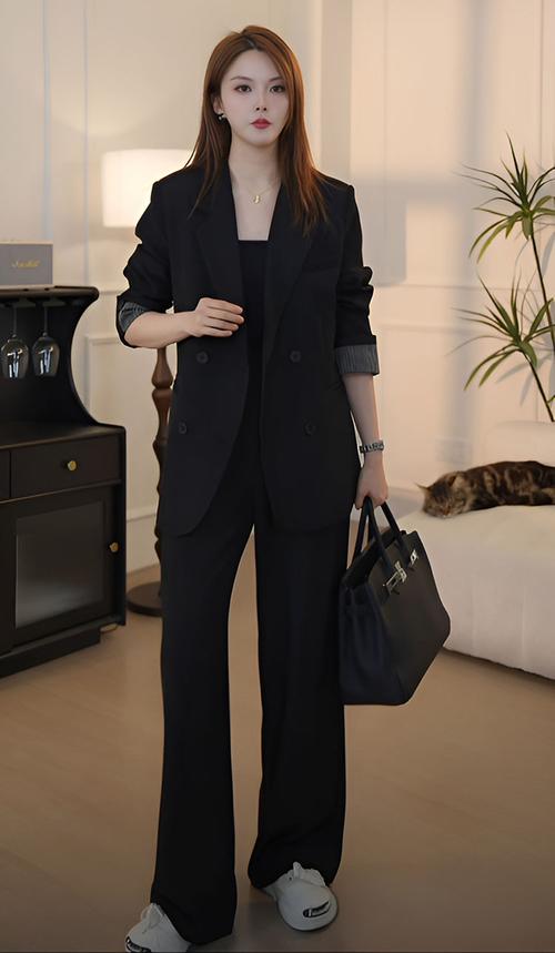 女士黑色的小西装怎么搭配什么裤子