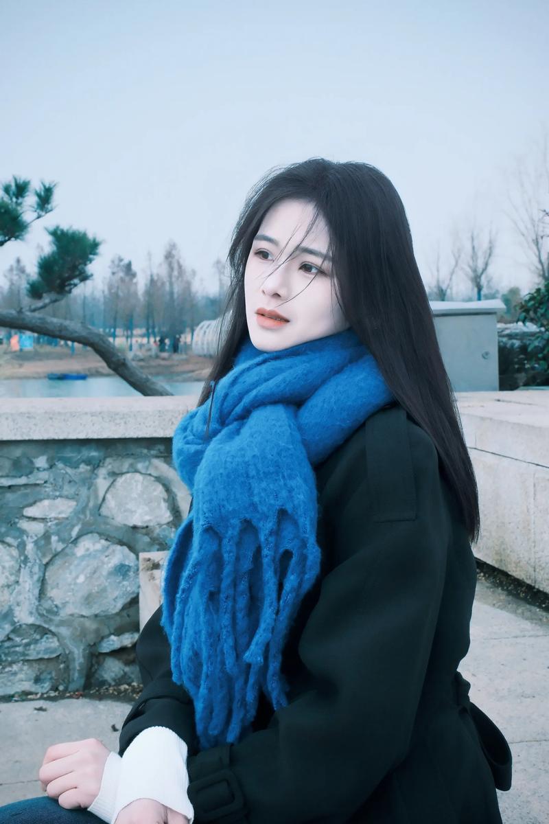 深蓝色围巾怎么搭配衣服图片