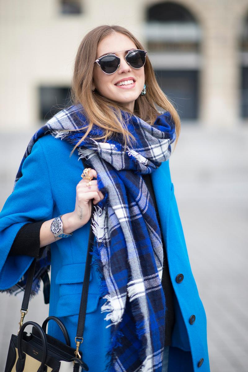 深蓝色围巾怎么搭配衣服图片