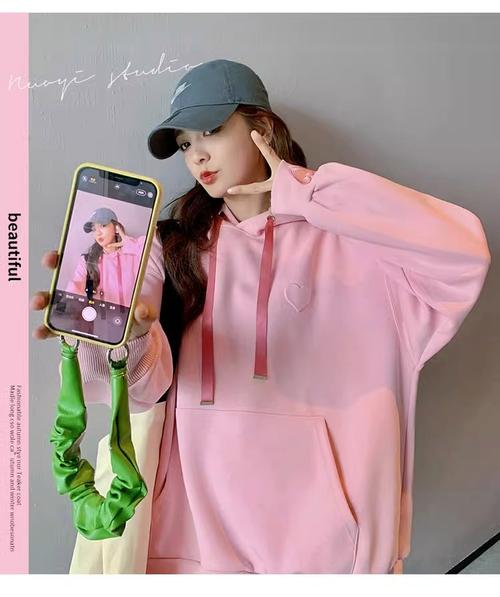 粉色过膝卫衣怎么搭配裤子