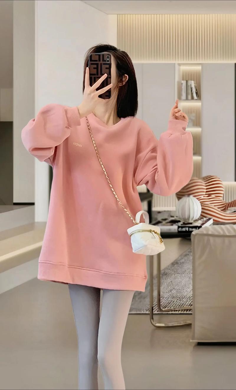 粉色过膝卫衣怎么搭配裤子