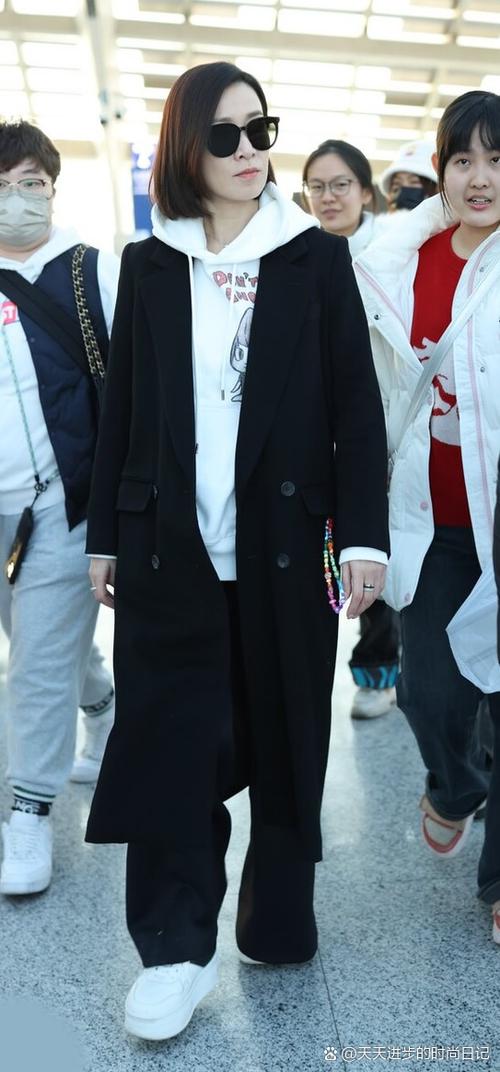 黑色卫衣搭配白色裤子怎么样