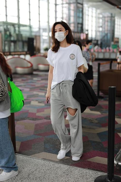 白色上衣配什么颜色好看