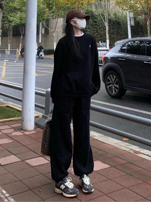 黑色卫裤配什么鞋子