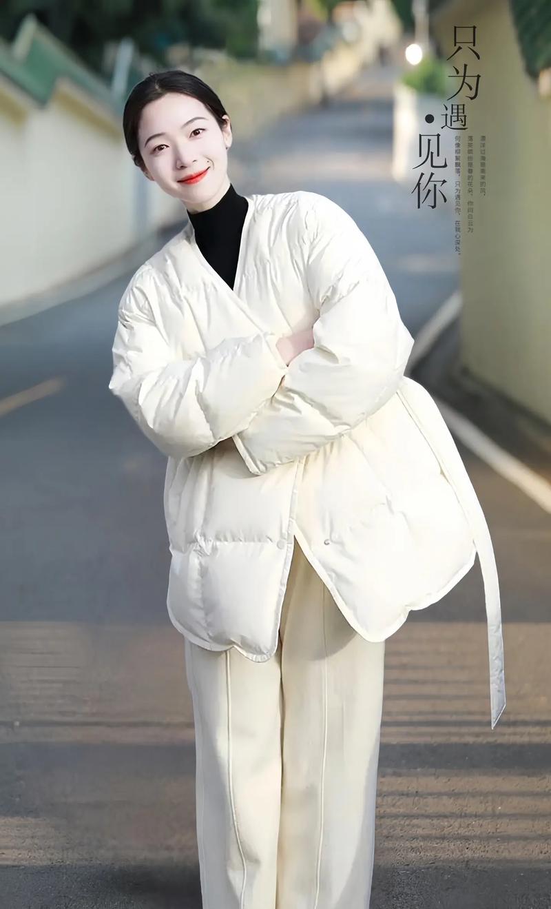 白色长款棉服里面怎么搭配图片